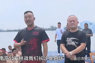 像不像？刘军帅社媒晒照，海牛三将模仿曼联球员坐广告牌庆祝
